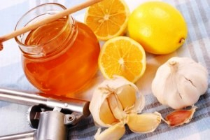 Česnek, citrón a med